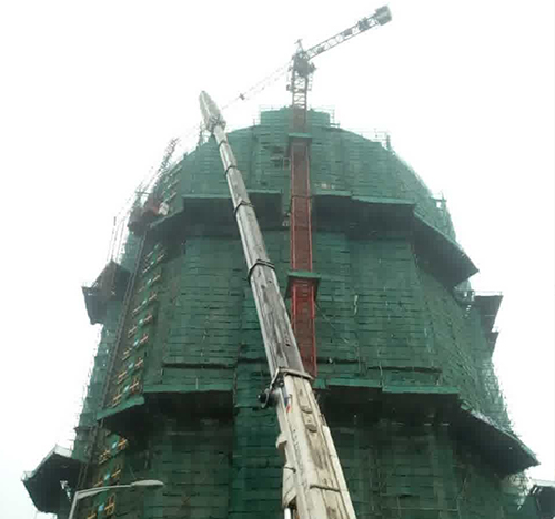调兵山吊车在工地上作业